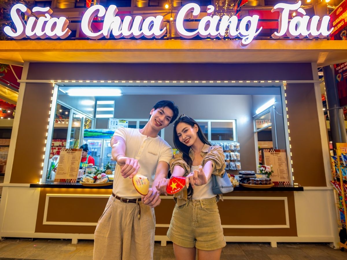 The biggest attraction is the nearly 100 diverse food stalls, offering everything from fresh seafood, grilled dishes, bubble tea, coconut desserts to a variety of international cuisines.