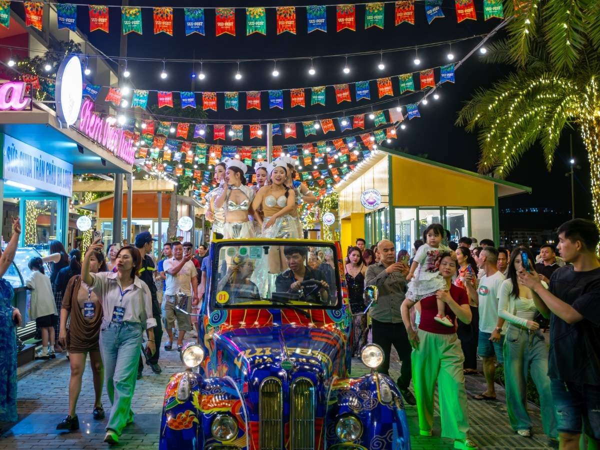 After 9:00 PM, the Bai Chay area becomes more vibrant with shows, light displays, and artistic fireworks along the bay.