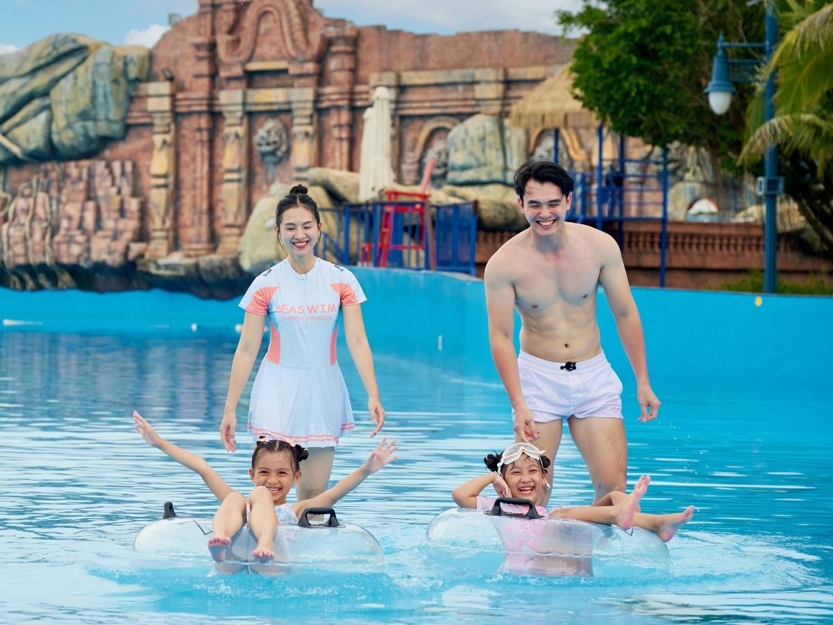 Water parks are a popular summer entertainment destination for many tourists thanks to their refreshing games suitable for both children and adults.
