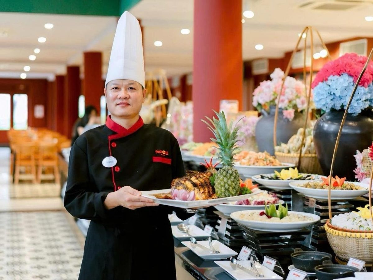 The Bai Chay area and VUI-Fest Ha Long offer many dining options suitable for international and Indian tourists.