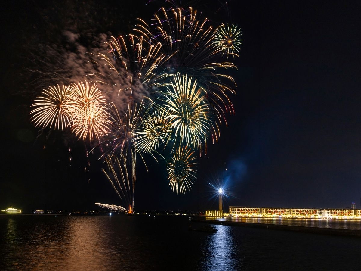 One of the most outstanding experiences in Ha Long at night is the light and fireworks shows along the bay.