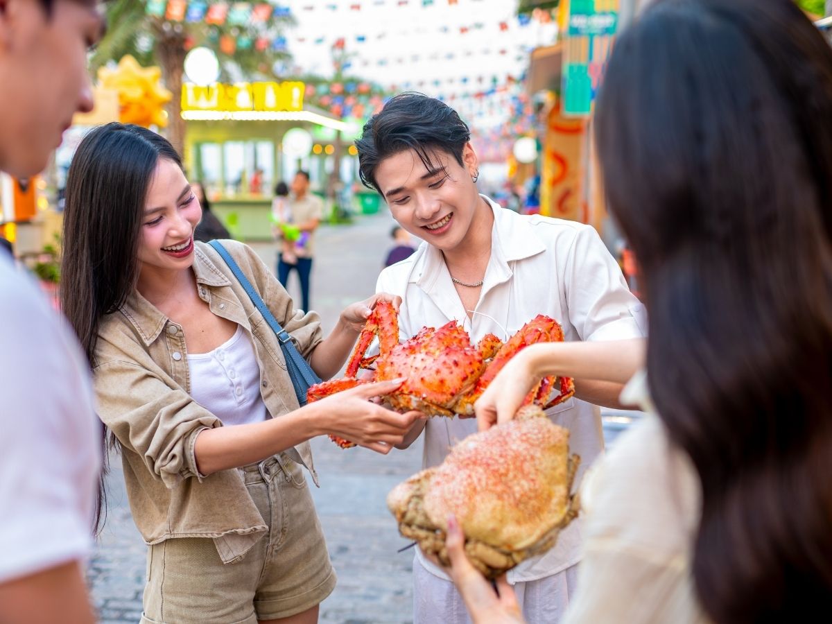 VUI-Fest Ha Long is a highlight when exploring Ha Long at night, with nearly 100 food stalls set up along the coastal street.