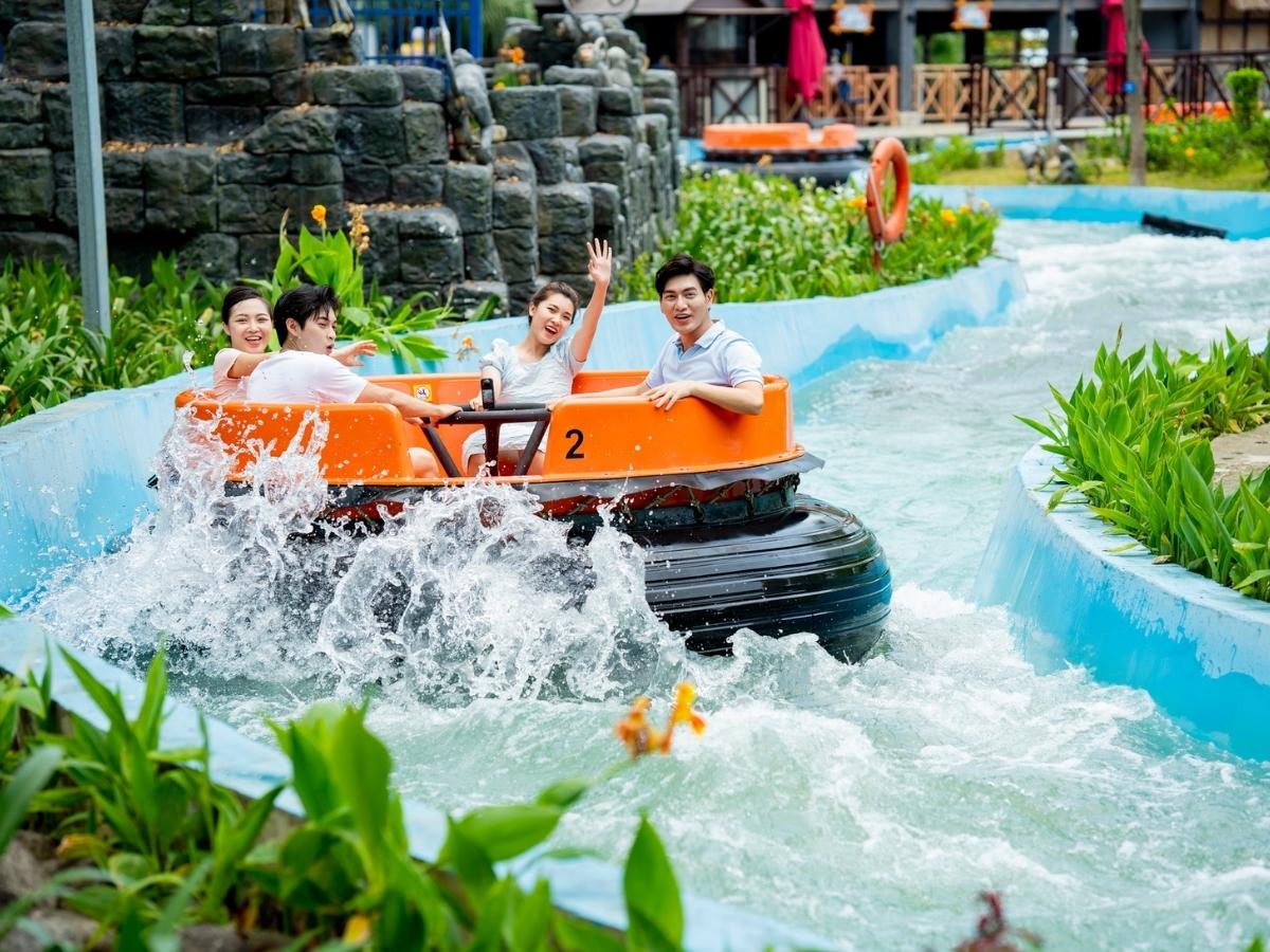 Tourists can easily combine visiting the beach, experiencing Sun World Ha Long, and exploring the nightlife in a single short trip.