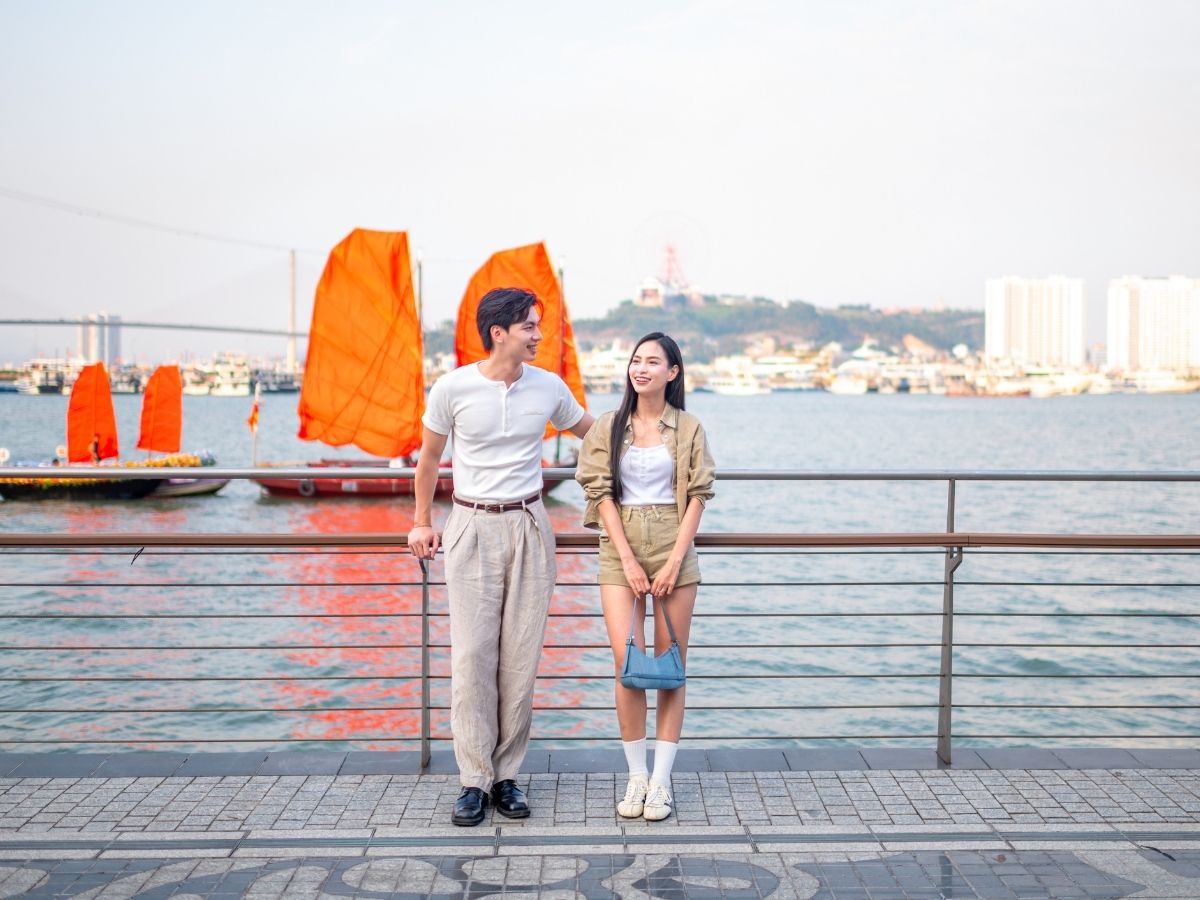 Inspired by the image of a "thriving trading port," VUI-Fest Ha Long recreates the bustling trading atmosphere of old Ha Long in a modern guise.