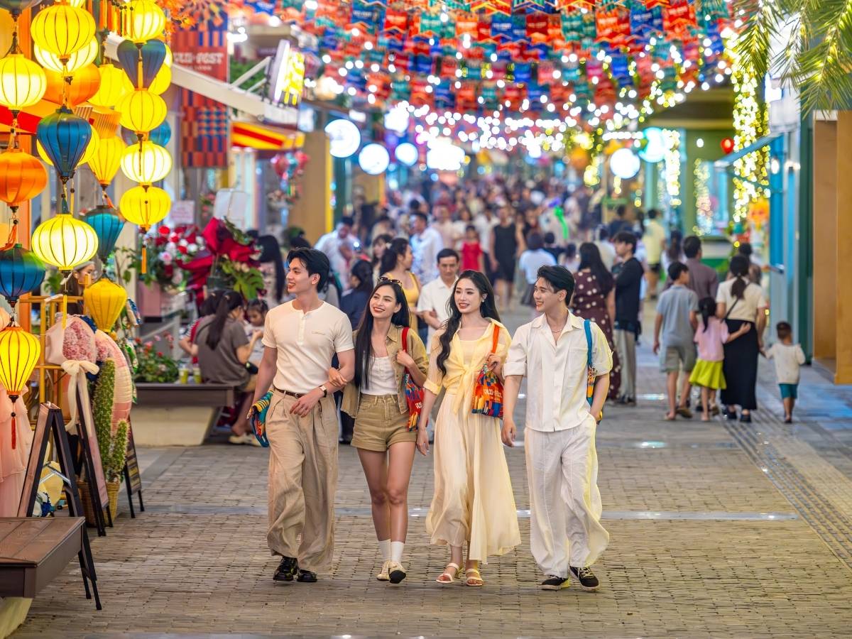 Evening is an unmissable time in any Ha Long experience.