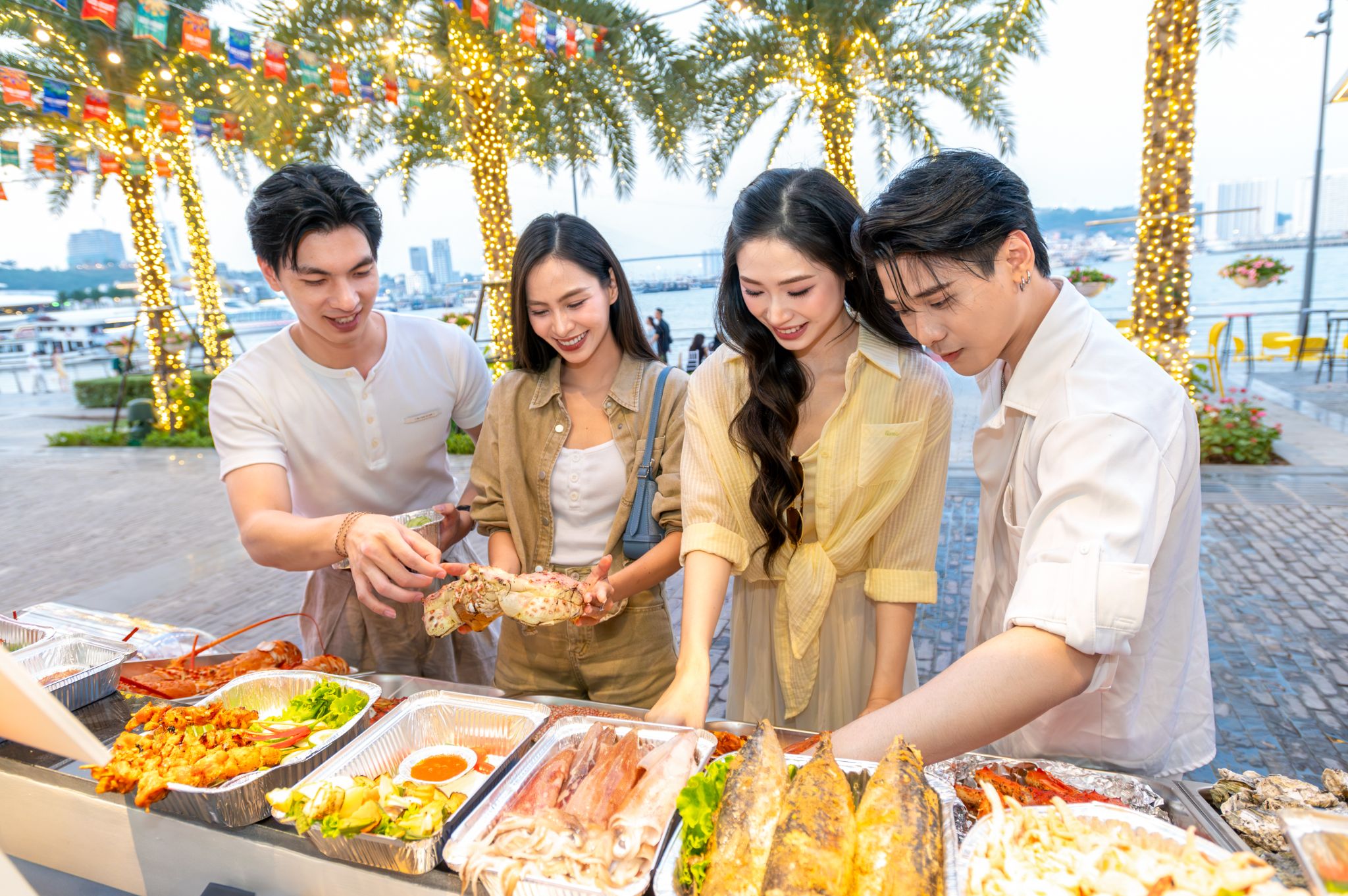 One of the reasons many tourists visit Ha Long night market is the opportunity to enjoy fresh seafood right by the sea.