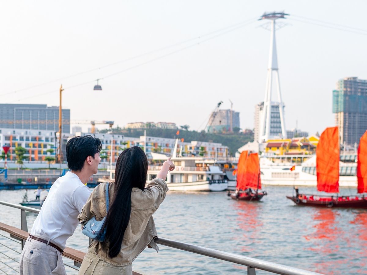 The Ha Long night market at VUI-Fest offers a diverse experience ranging from food and shopping to art and entertainment.
