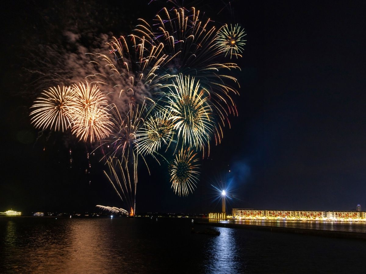 One of the unique features of the Ha Long night market at VUI-Fest Ha Long is that visitors can enjoy an artistic fireworks display.