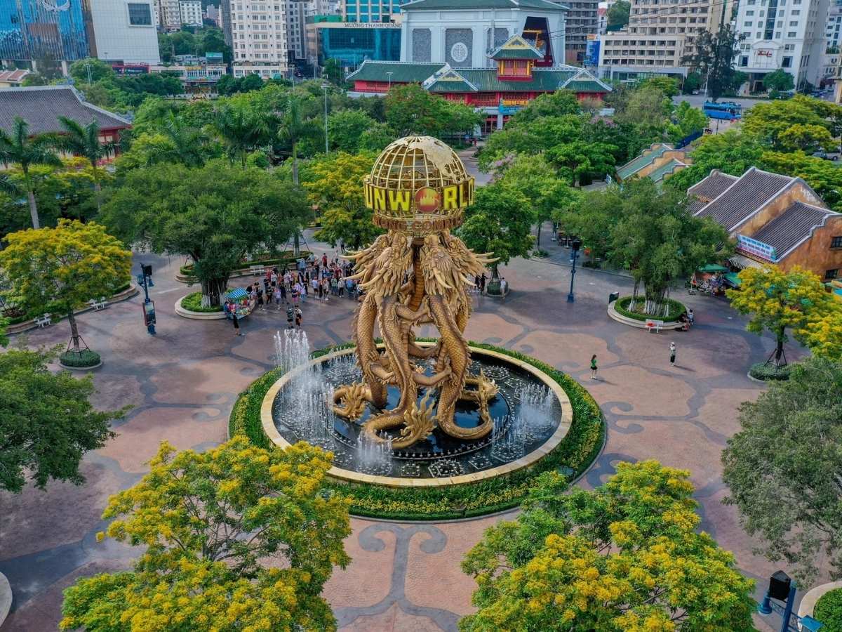 Located within the Sun World Ha Long complex, Dragon Park is a prominent amusement park spanning over 23 hectares and featuring a state-of-the-art amusement system that is among the best in the region.
