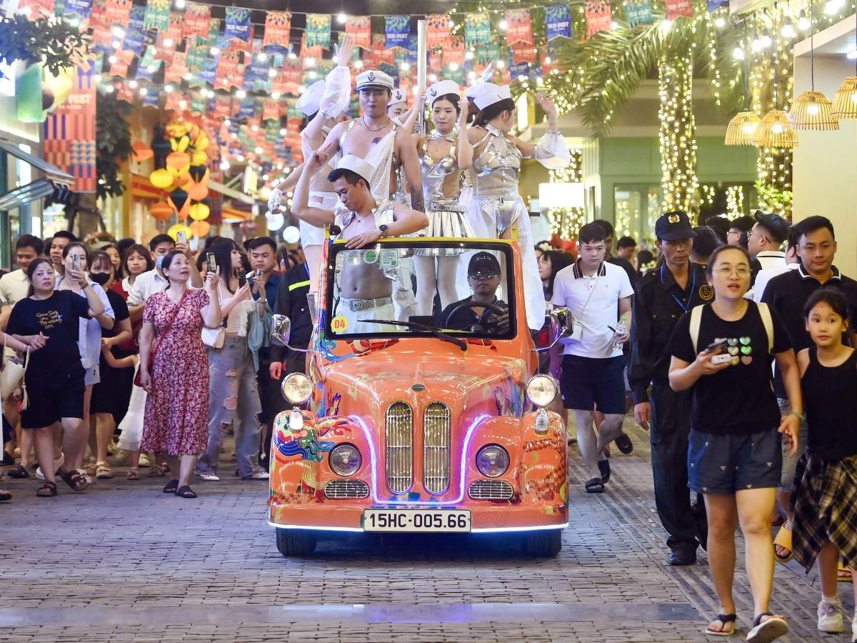 For international tourists, especially those from India, VUI-Fest Ha Long is one of the must-see destinations when exploring Ha Long at night.