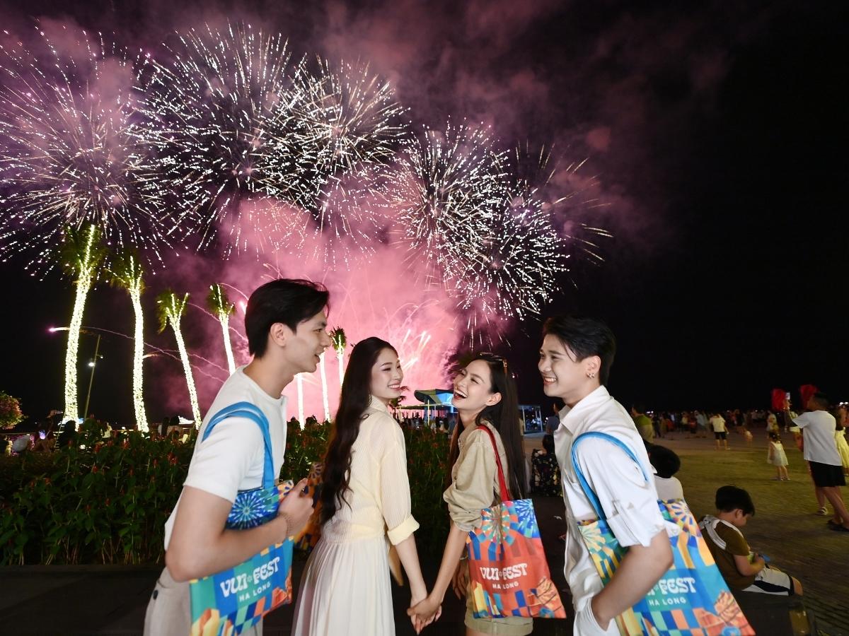 When the city lights up at night, Ha Long offers many impressive photo taking opportunities.