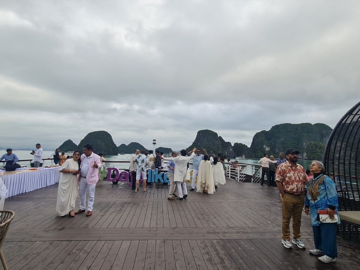 When joining in Ha Long tours in Vietnam, many Indian tourists enjoy activities that combine relaxation, entertainment, and nature exploration. (Source: Lao Dong Newspaper)
