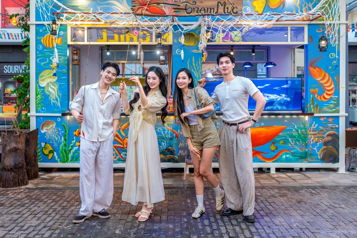 旅客在 VUI-Fest Ha Long 夜市色彩繽紛的攤位前打卡拍照。(來源:網路資料)