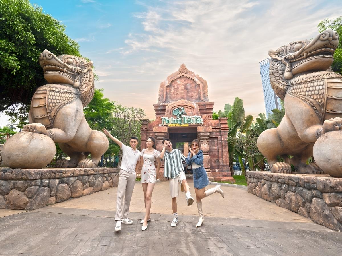 旅客在龍園打卡拍照,記錄下探索下龍灣旅程中的歡樂時光。(來源:網路資料)