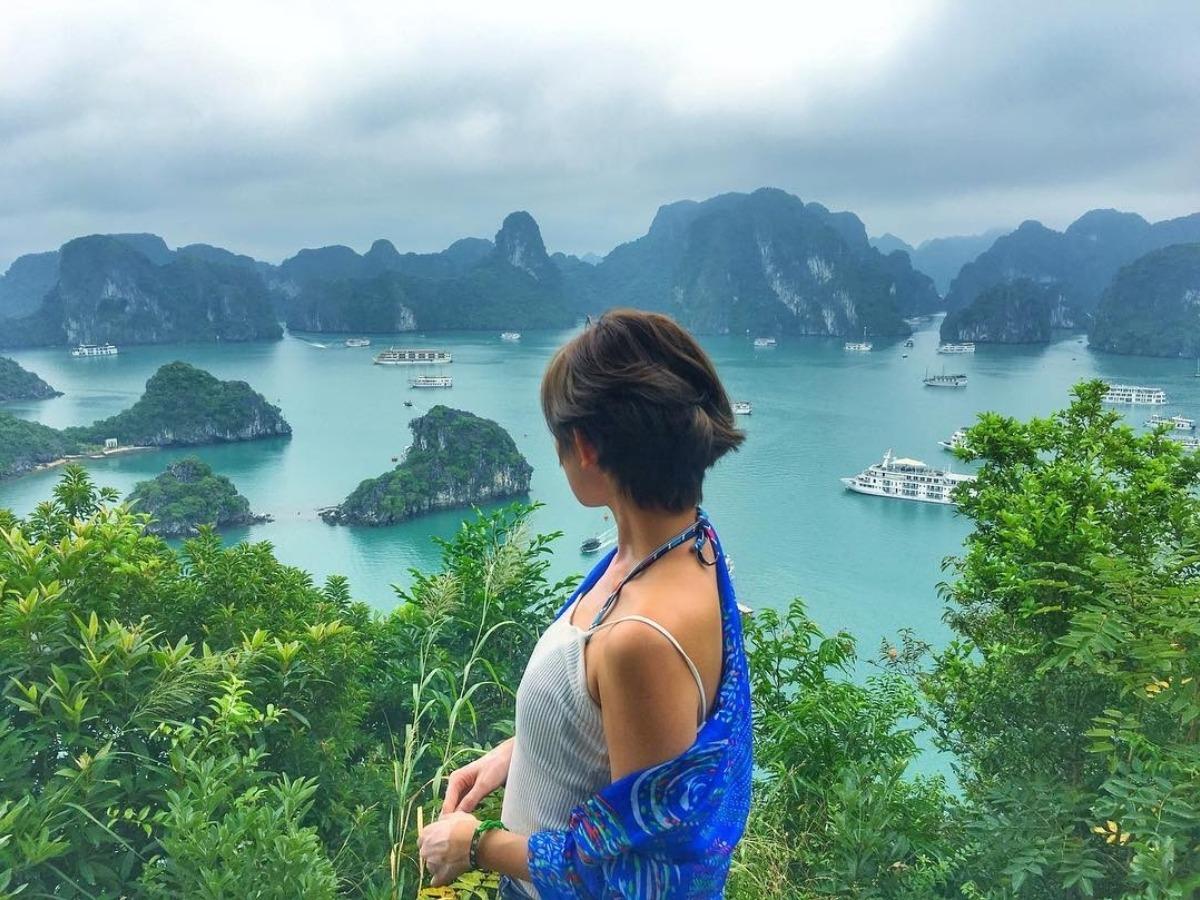 旅客在 Ha Long Bay 打卡拍照,在世界自然奇景之中留下珍貴且難忘的回憶。(來源:網路資料)