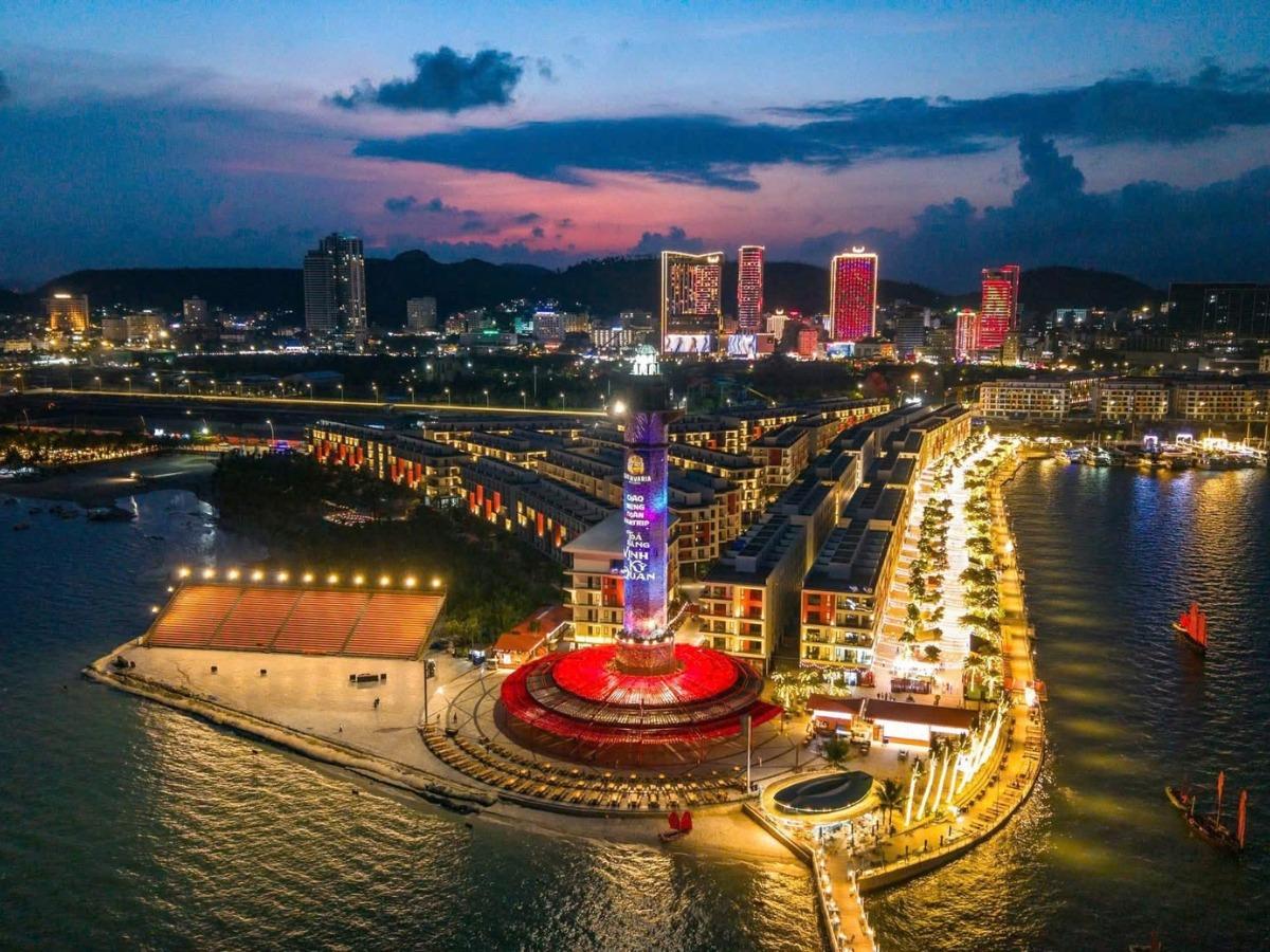 下龍VUI-Fest 擁有多樣化的攤位與璀璨燈光,營造出夢幻迷人的夜間氛圍。(來源:網路資料)