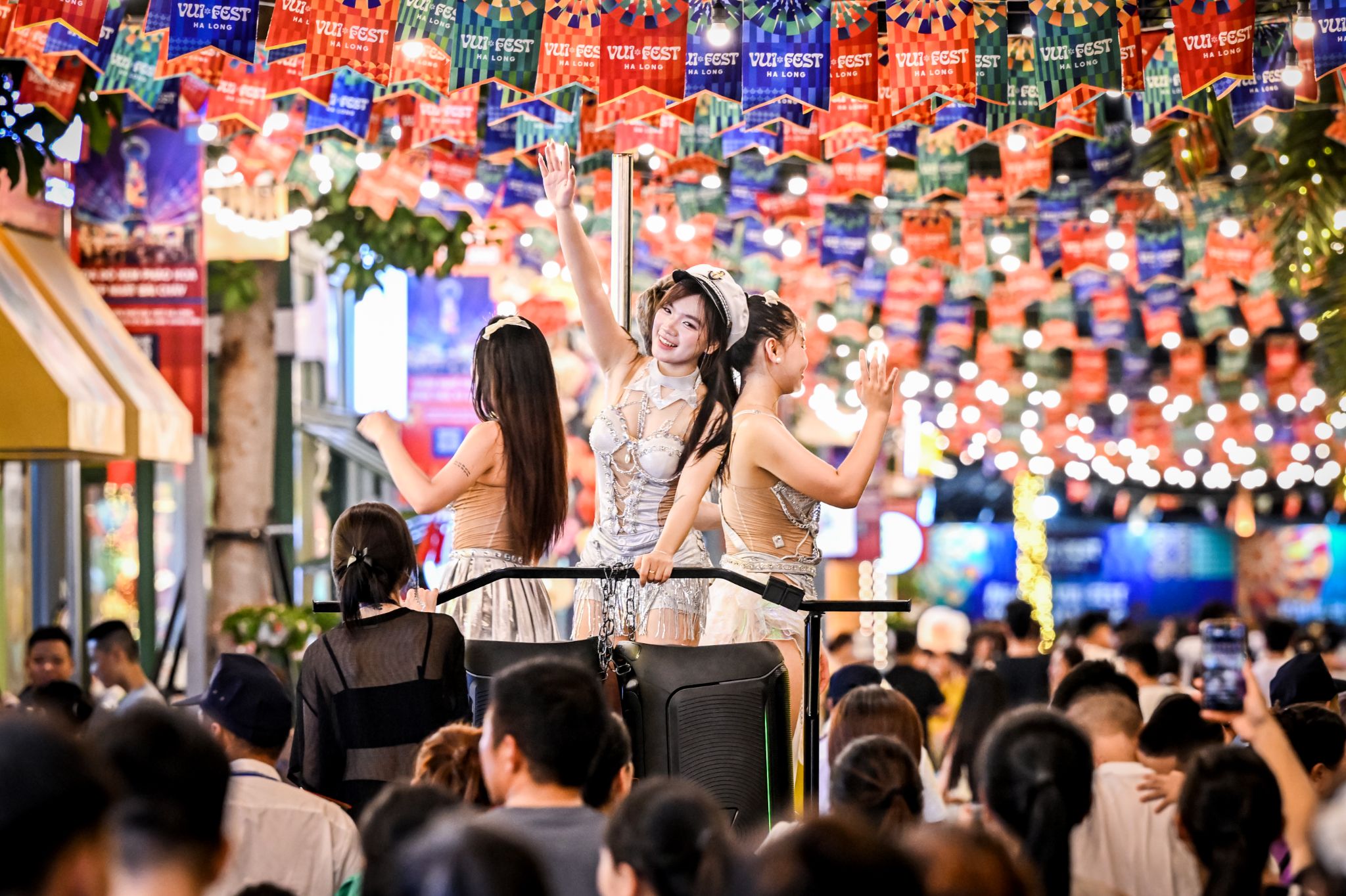 Một trong những lý do khiến nhiều người tìm kiếm VUI-Fest Ha Long có hoạt động miễn phí không chính là vì không khí lễ hội tại đây.