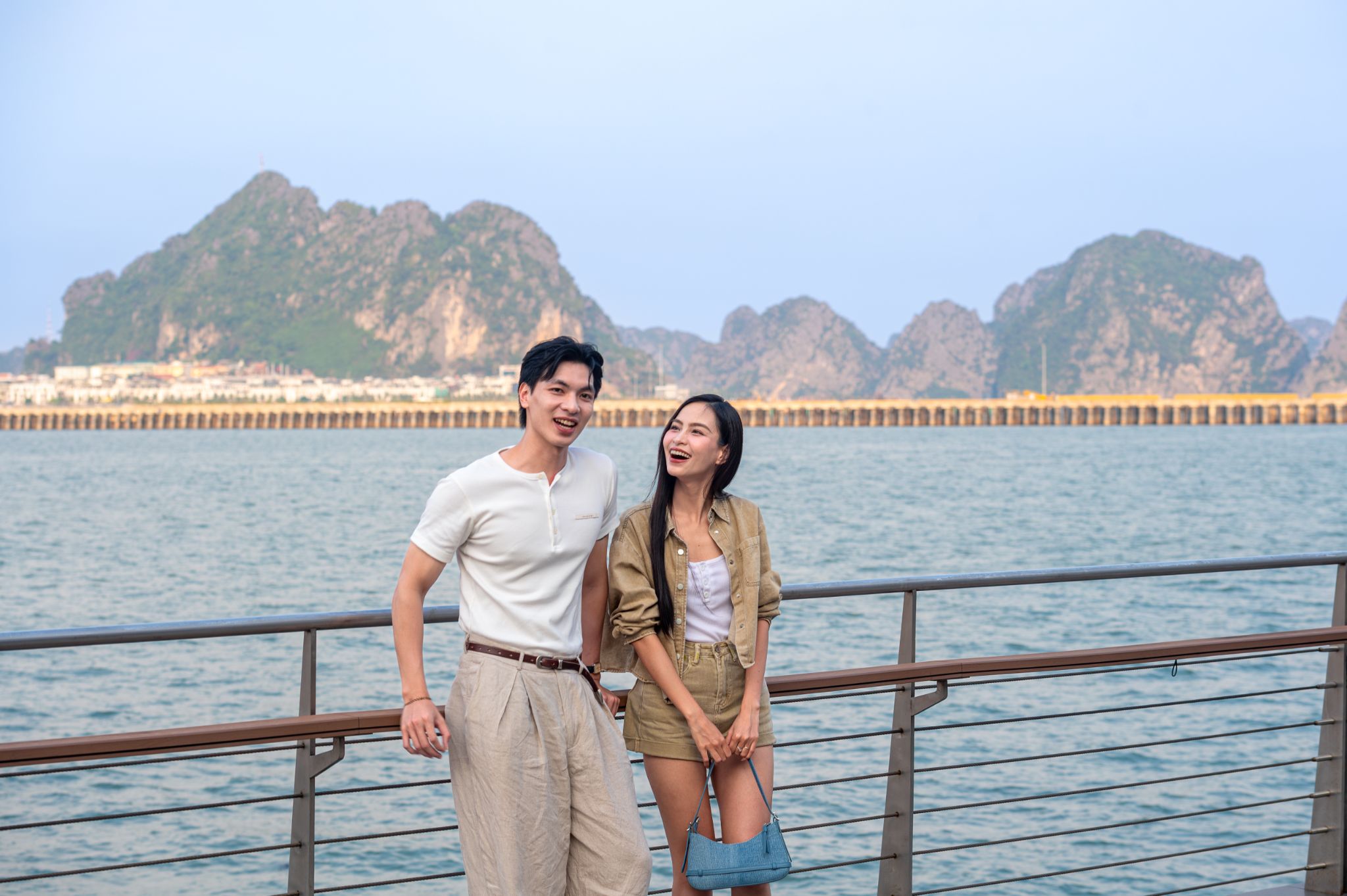 Nếu đi theo nhóm, bạn có thể thử concept năng động để làm nổi bật góc chụp ảnh đẹp tại VUI-Fest Bãi Cháy.