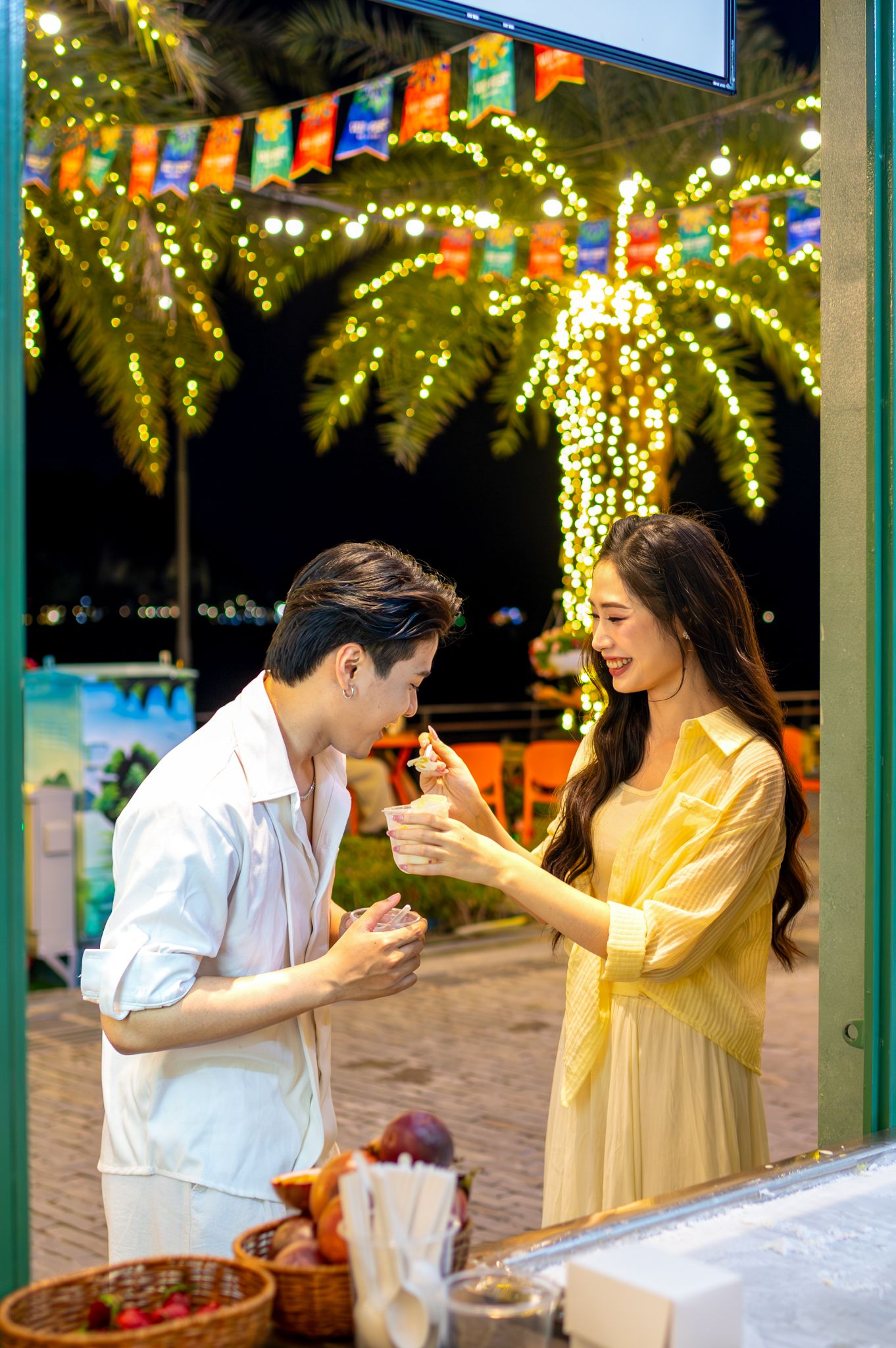 Từ khoảng 17h30 – 18h, bạn di chuyển sang VUI-Fest Ha Long, thời điểm khu phố bắt đầu lên đèn và chưa quá nhiều người.