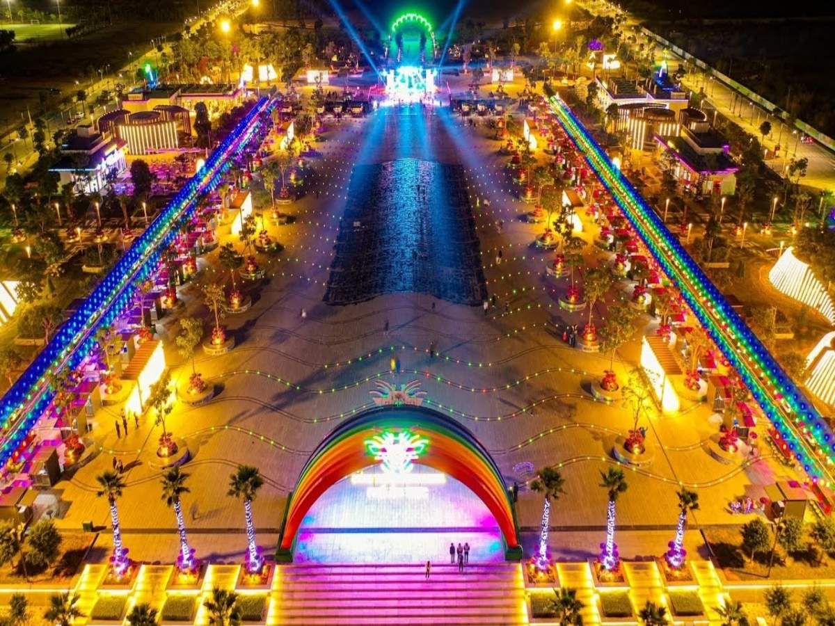 Quảng trường Sun Carnival là địa điểm phù hợp cho những ai muốn tìm chụp ảnh đêm Hạ Long ở đâu đẹp với không gian rộng và dễ sáng tạo.