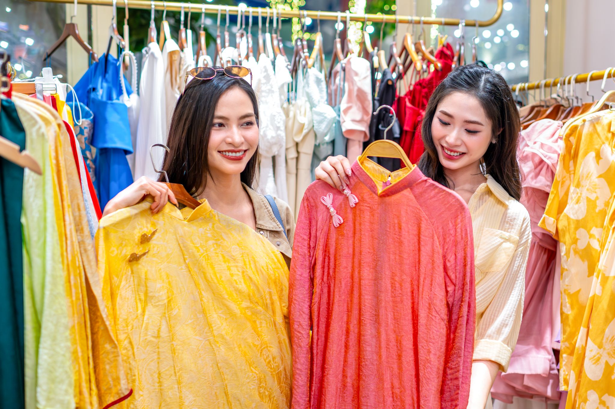 Khi tìm kiếm chụp ảnh đêm Hạ Long ở đâu đẹp, bạn sẽ dễ dàng bị ấn tượng bởi không gian lung linh rất riêng của thành phố biển này.