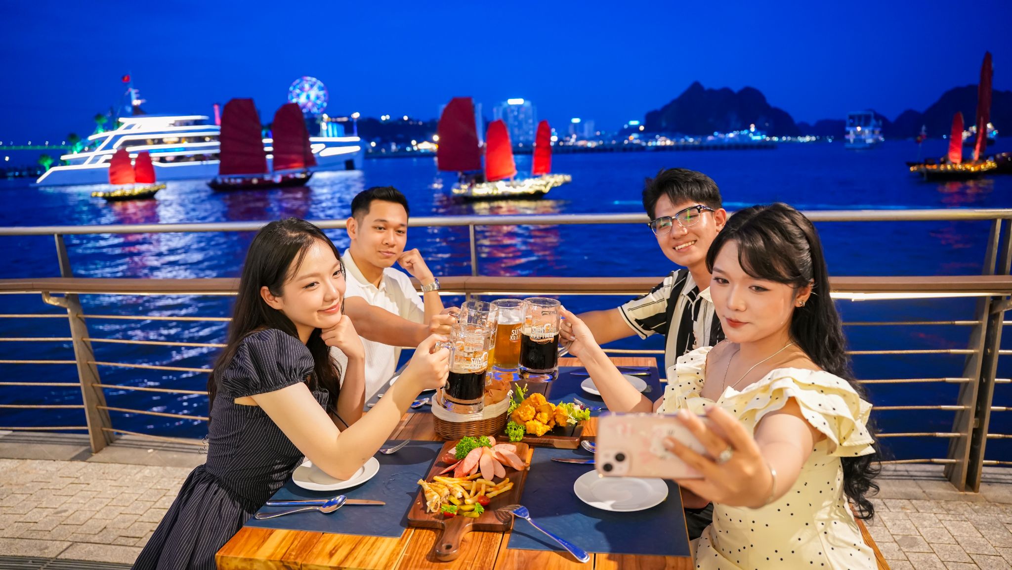 Nhà hàng Sun Bavaria nơi bạn có thể thưởng thức đồ ăn, chiêm ngưỡng pháo hoa.