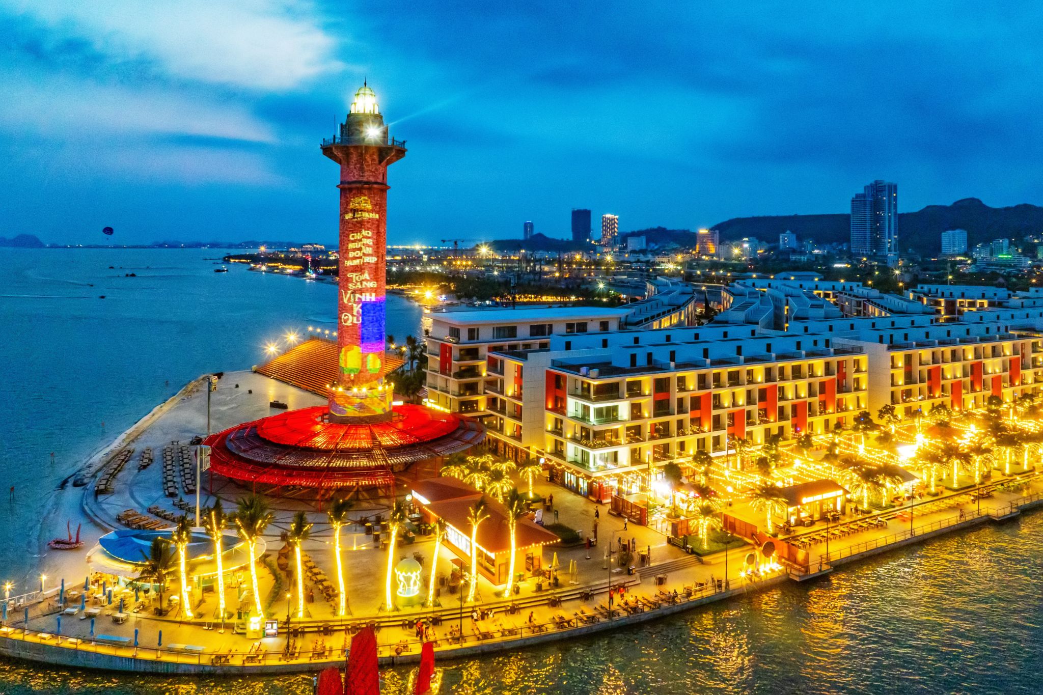 Trong hành trình kết hợp Sun World Ha Long và VUI-Fest 1 ngày, buổi tối nên bắt đầu từ khoảng 18h khi VUI-Fest bắt đầu lên đèn.