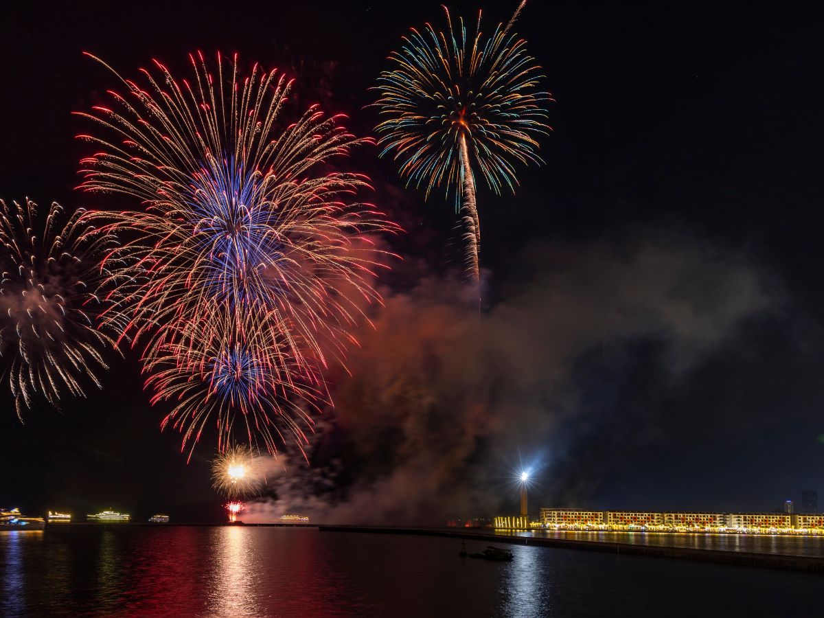 Chợ đêm VUI-Fest Ha Long là địa điểm lý tưởng để thưởng thức pháo hoa và không khí lễ hội.