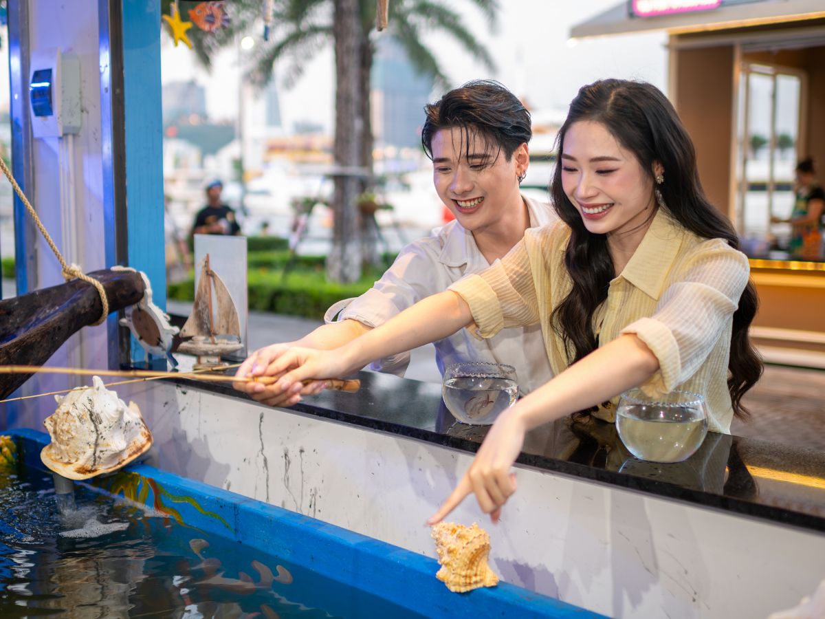 VUI-Fest Ha Long là khu phố đêm sôi động thu hút du khách suốt buổi tối.