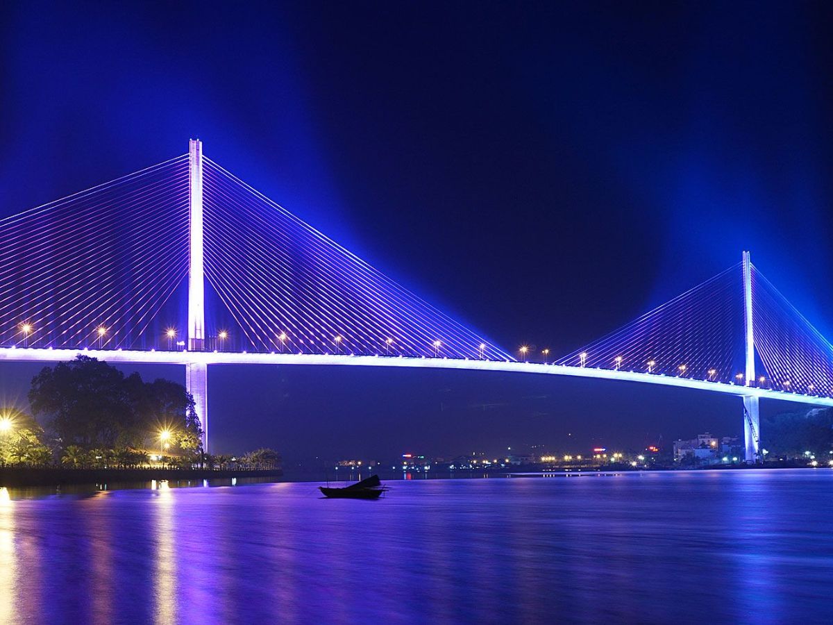 Cầu Bãi Cháy tạo nên background ấn tượng cho các bức ảnh đêm tại Hạ Long.