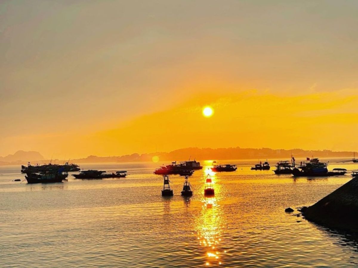 Hoàng hôn tại Bãi Cháy là thời điểm lý tưởng để tận hưởng không khí biển thư giãn.