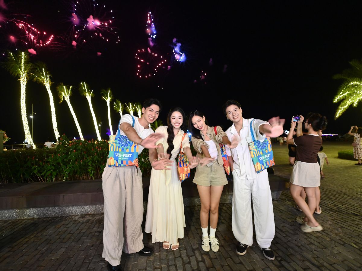 Pháo hoa VUI-Fest Ha Long thu hút du khách với nhiều góc check-in ấn tượng.