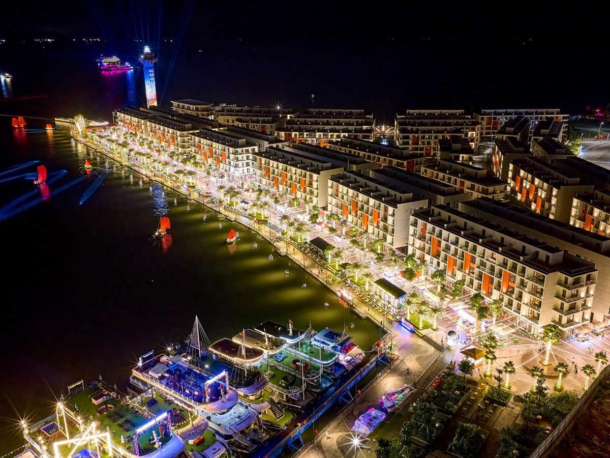 VUI-Fest Ha Long là tổ hợp giải trí ven biển nổi bật tại trung tâm du lịch Bãi Cháy.