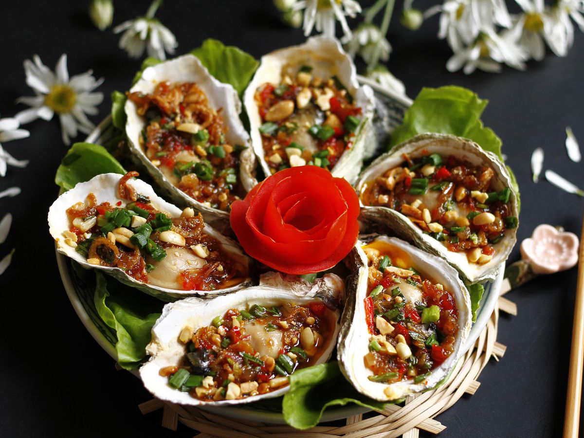 Hàu nướng mỡ hành là món hải sản nổi bật với hương vị thơm ngon hấp dẫn