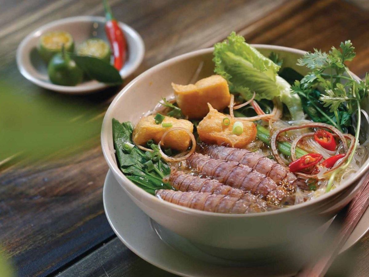 Khu Hòn Gai mang đến trải nghiệm foodtour Hạ Long đậm chất địa phương.