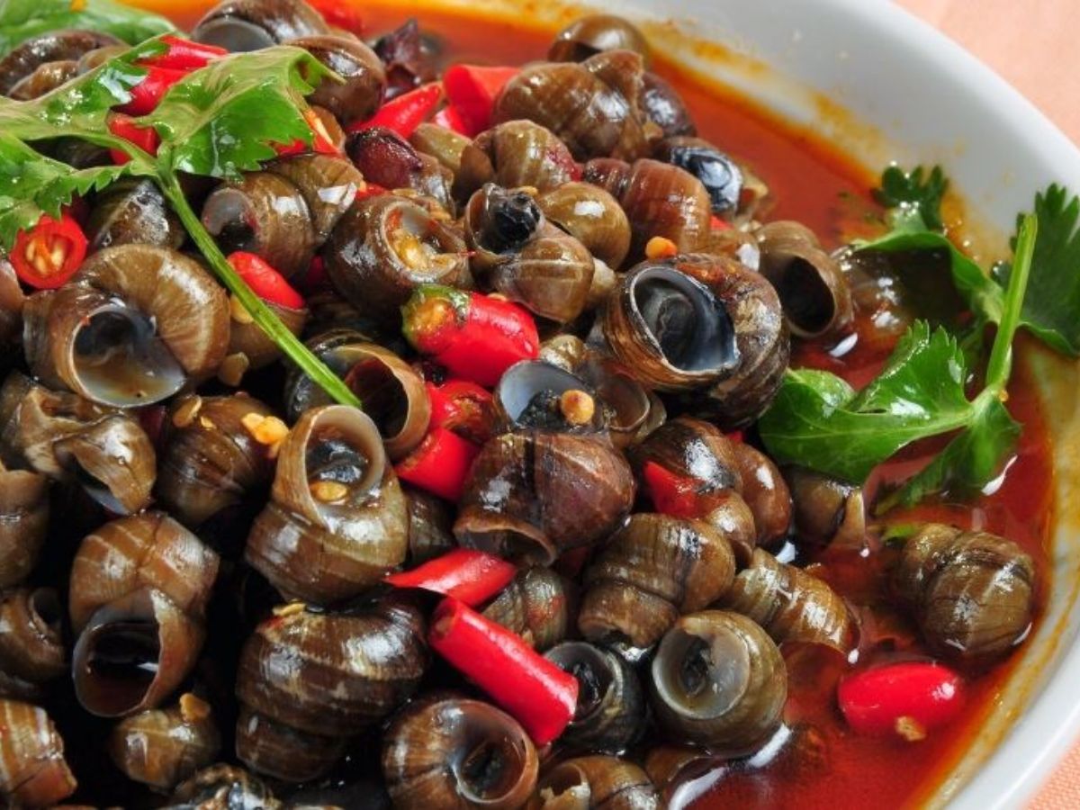 Thưởng thức hải sản nướng buổi tối là trải nghiệm đặc trưng của foodtour Hạ Long.