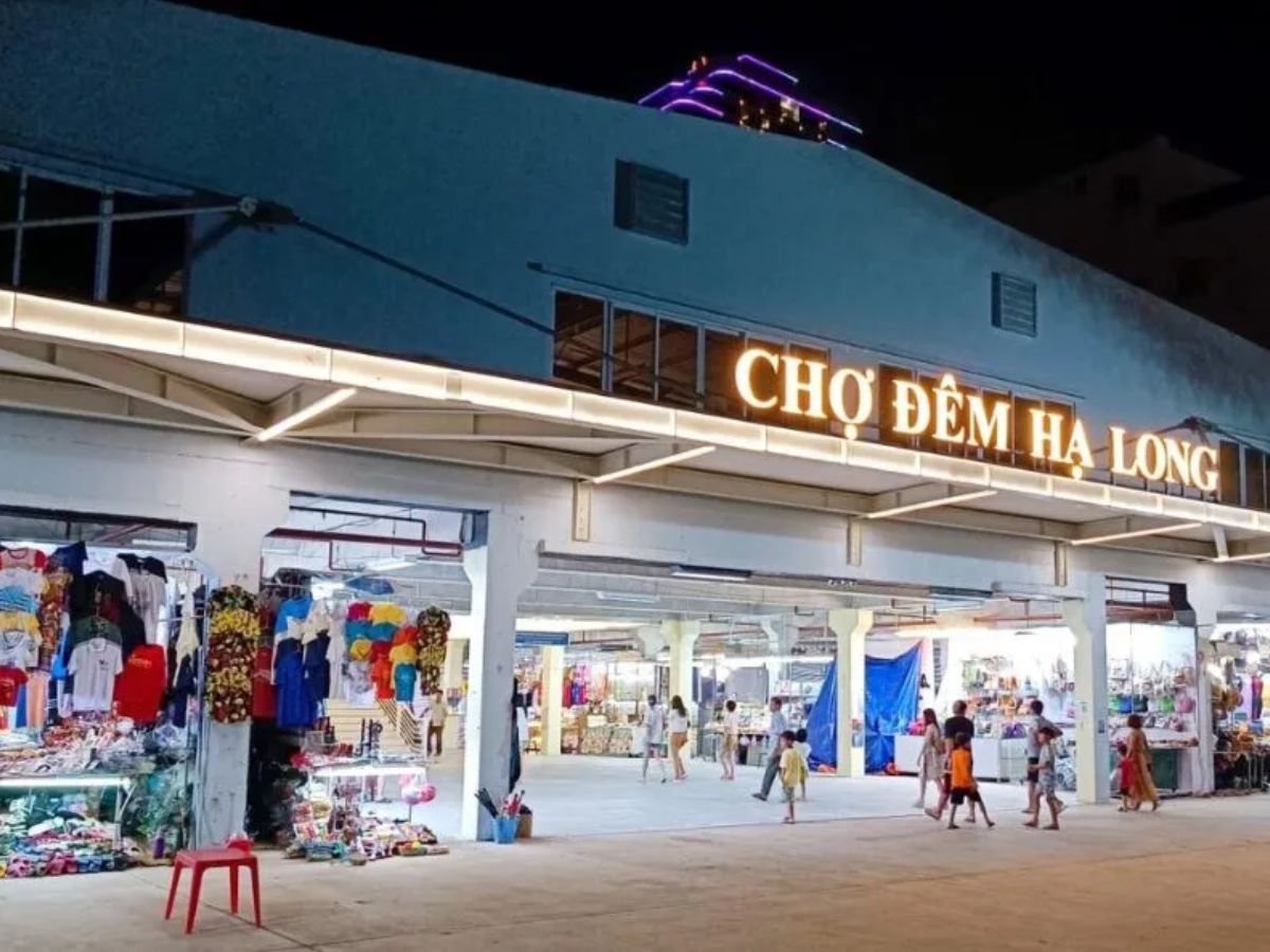 Chợ đêm Bãi Cháy là điểm khởi đầu quen thuộc cho hành trình foodtour Hạ Long.
