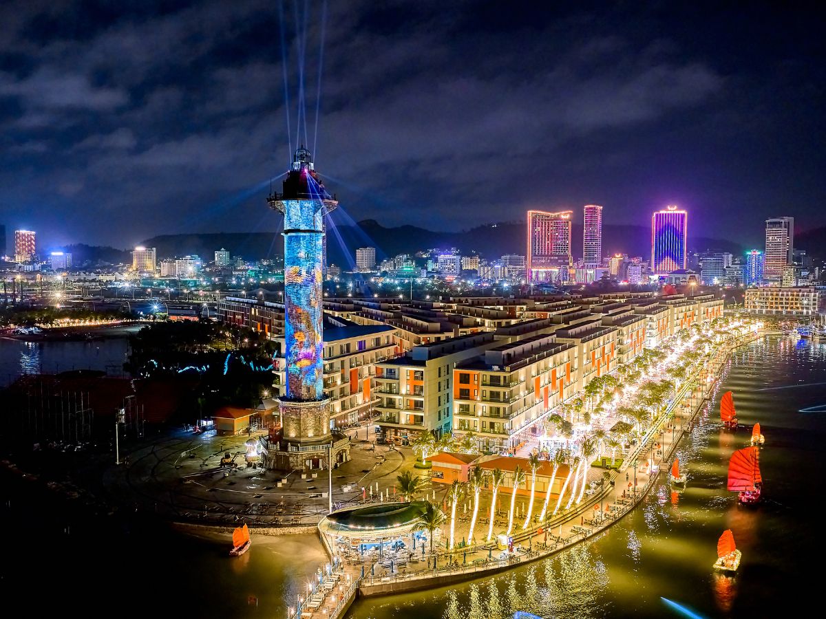 VUI-Fest Ha Long sở hữu vị trí thuận tiện và nhộn nhịp tại khu vực Bãi Cháy.