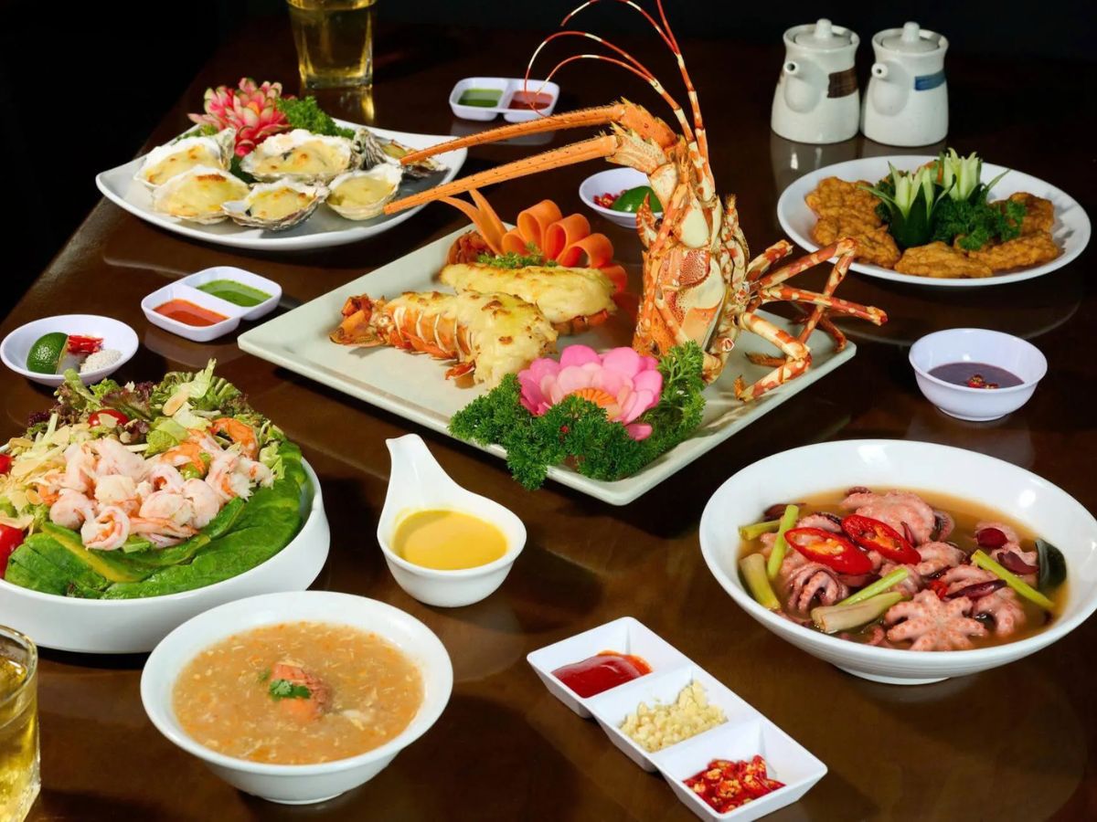 Hải sản là lựa chọn ăn đêm được nhiều du khách yêu thích khi đến Hạ Long.