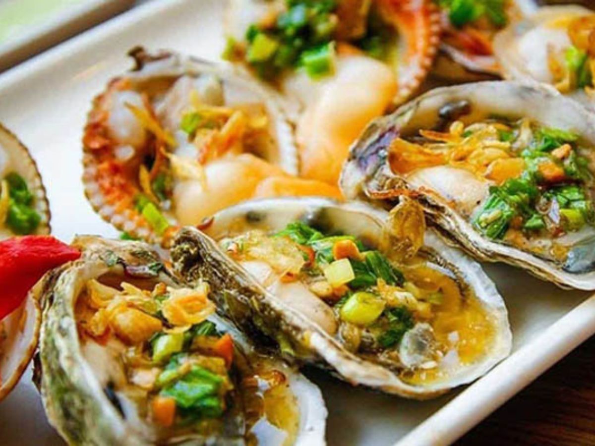 Hàu mỡ hành và bạch tuộc sa tế là những món ăn hấp dẫn đáng thử tại VUI-Fest.
