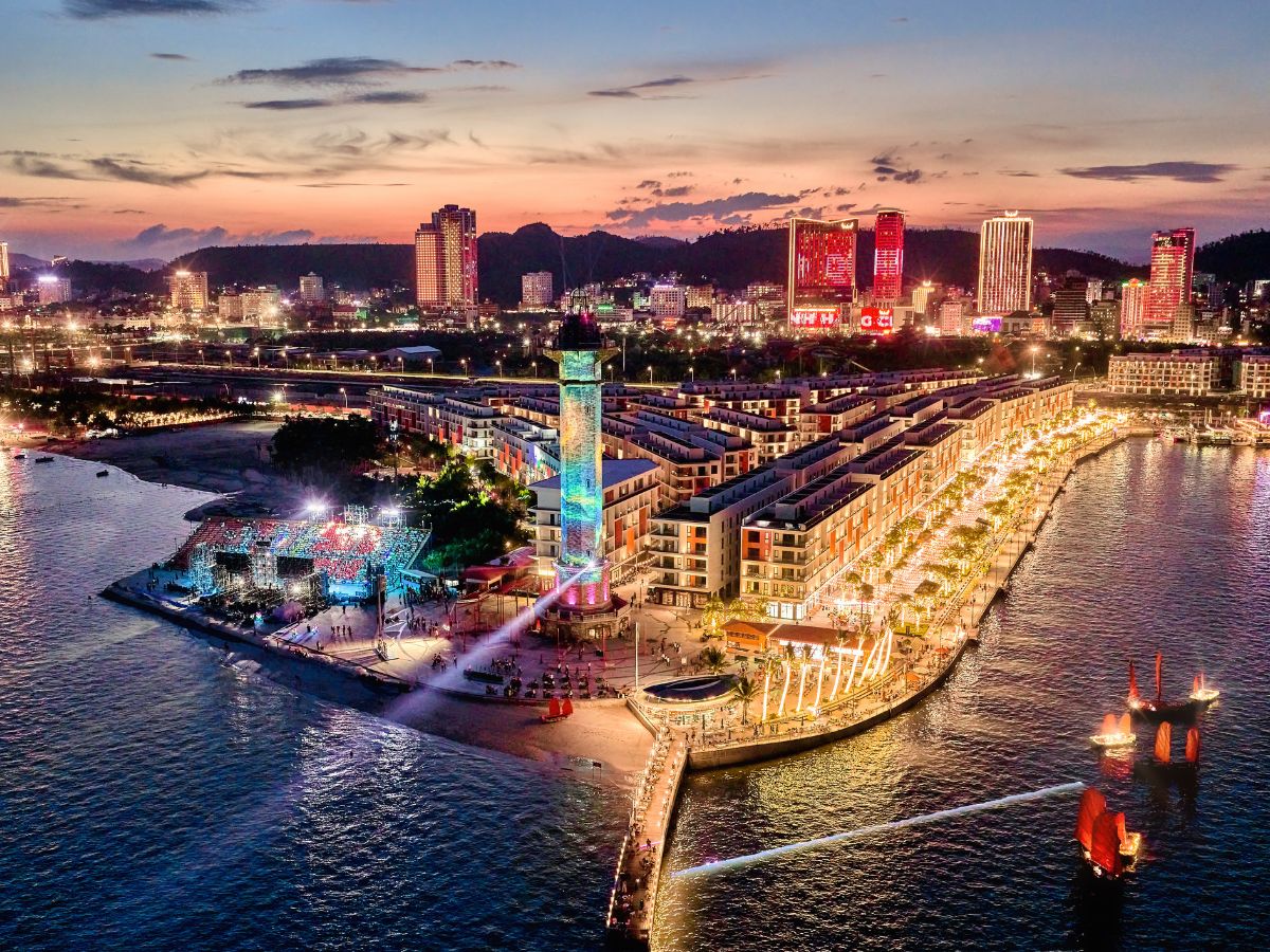 VUI-Fest Ha Long là phố đêm ven biển sôi động với nhiều hoạt động giải trí hấp dẫn.
