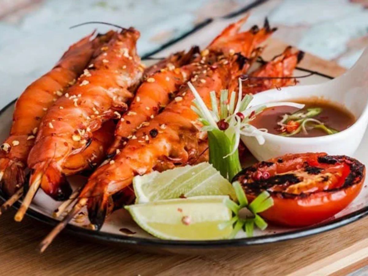 Tôm và mực nướng là những món hải sản được nhiều du khách yêu thích tại VUI-Fest