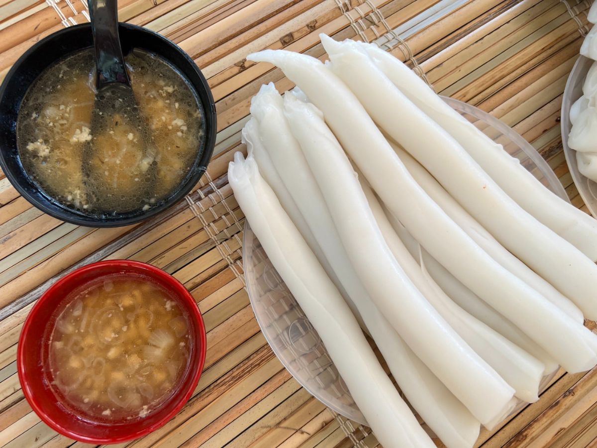 Bánh gật gù là món ăn địa phương hấp dẫn dành cho du khách yêu thích khám phá ẩm thực.