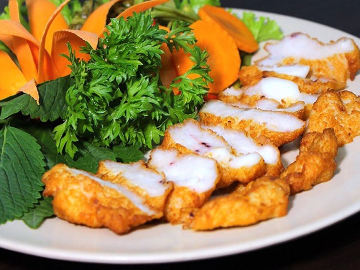 Chả mực Hạ Long là đặc sản nổi tiếng được nhiều du khách lựa chọn thưởng thức.