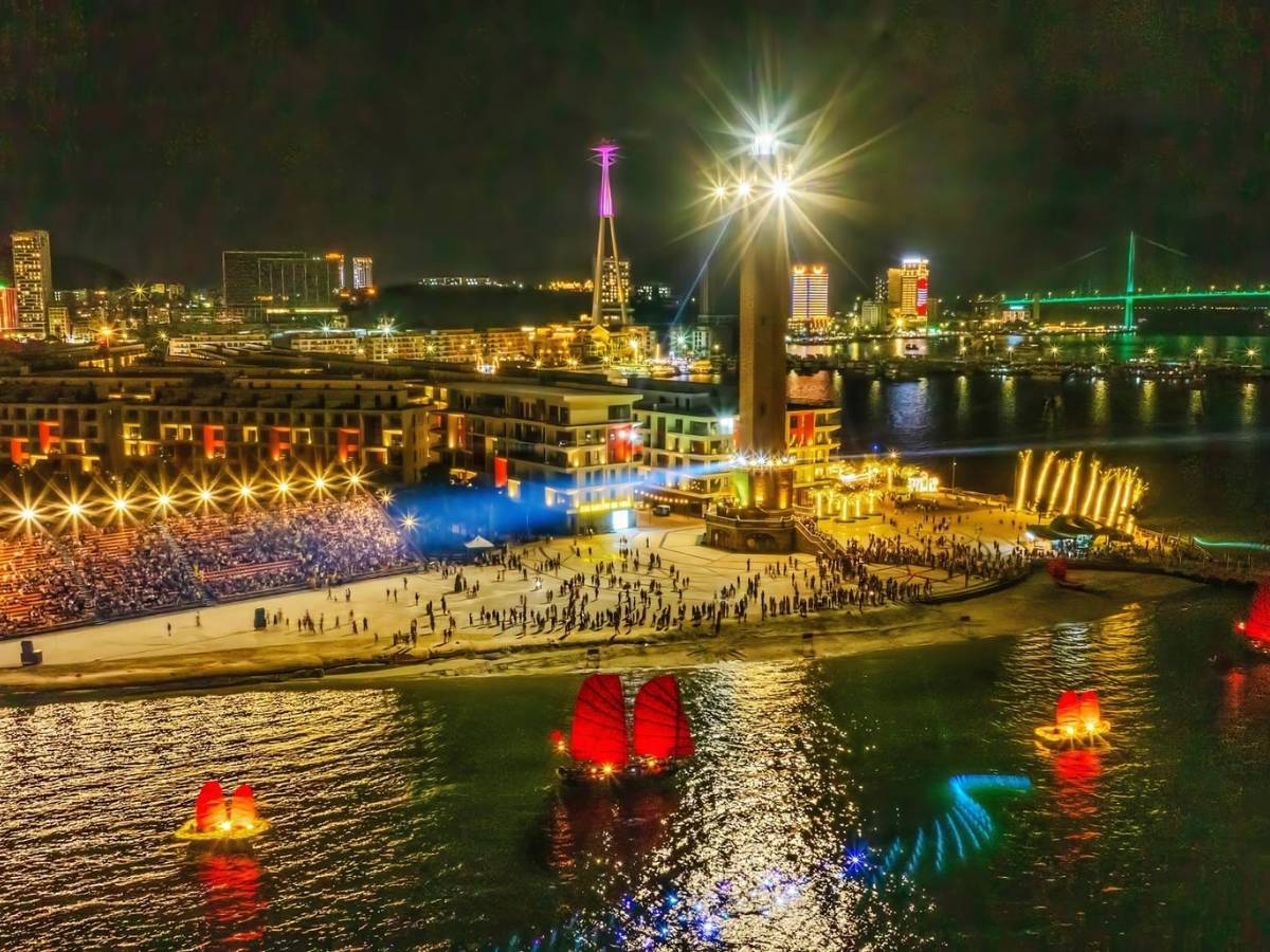When exploring what Ha Long has for Indian tourists, VUI-Fest Ha Long is a must-visit destination in the evening.