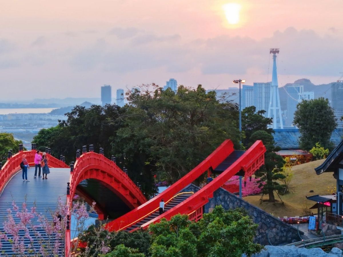 The beautiful photo spots in Ha Long for Indian tourists impress with their combination of magnificent natural landscapes and modern tourist spaces.