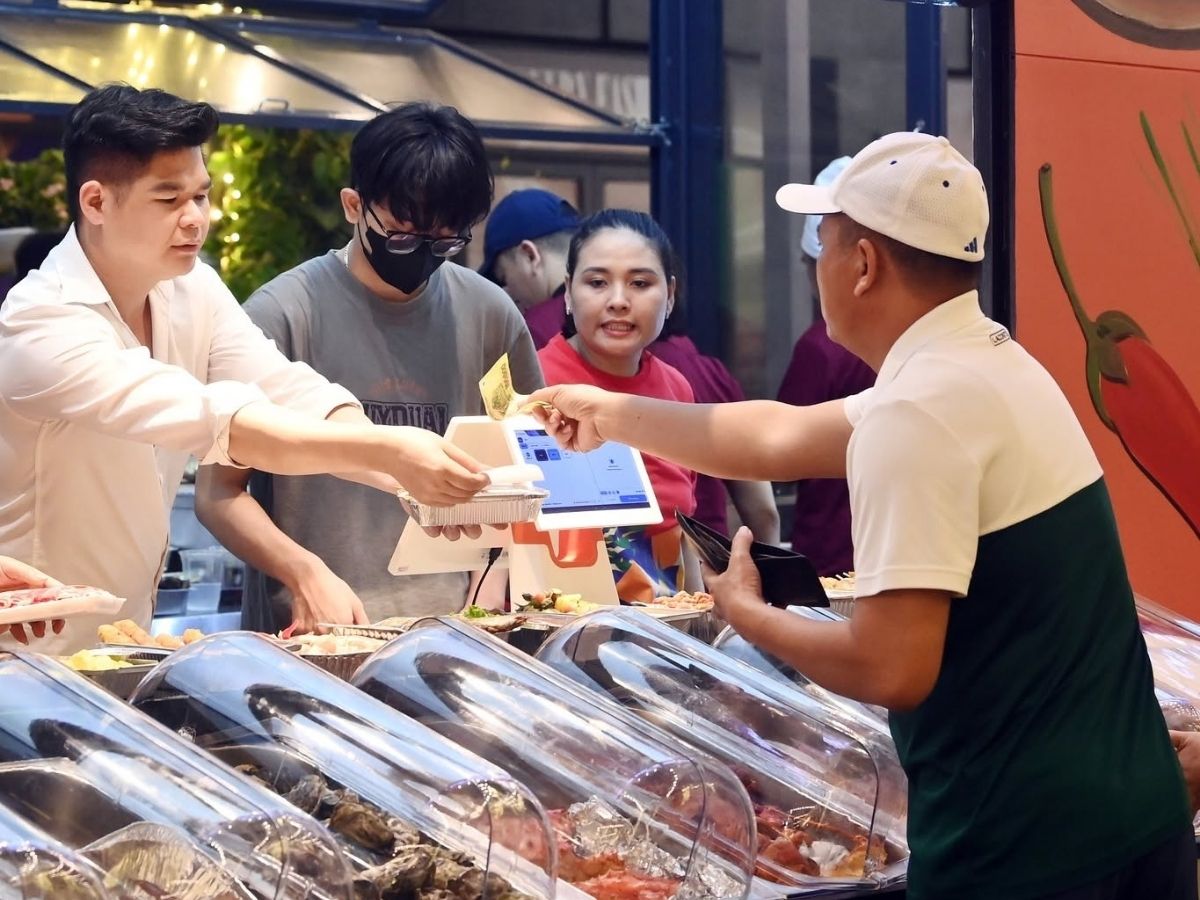 The seaside pedestrian street, the food street with nearly 100 kiosks, and the "Prosperous Port" show in collaboration with Sun Bavaria Ha Long.