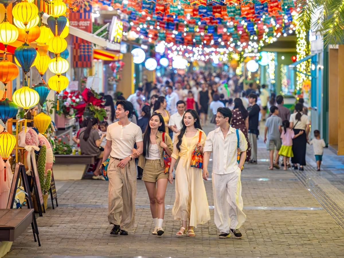 The seaside promenade, along with a food street featuring nearly 100 kiosks, offers a wide selection of local and international cuisine.