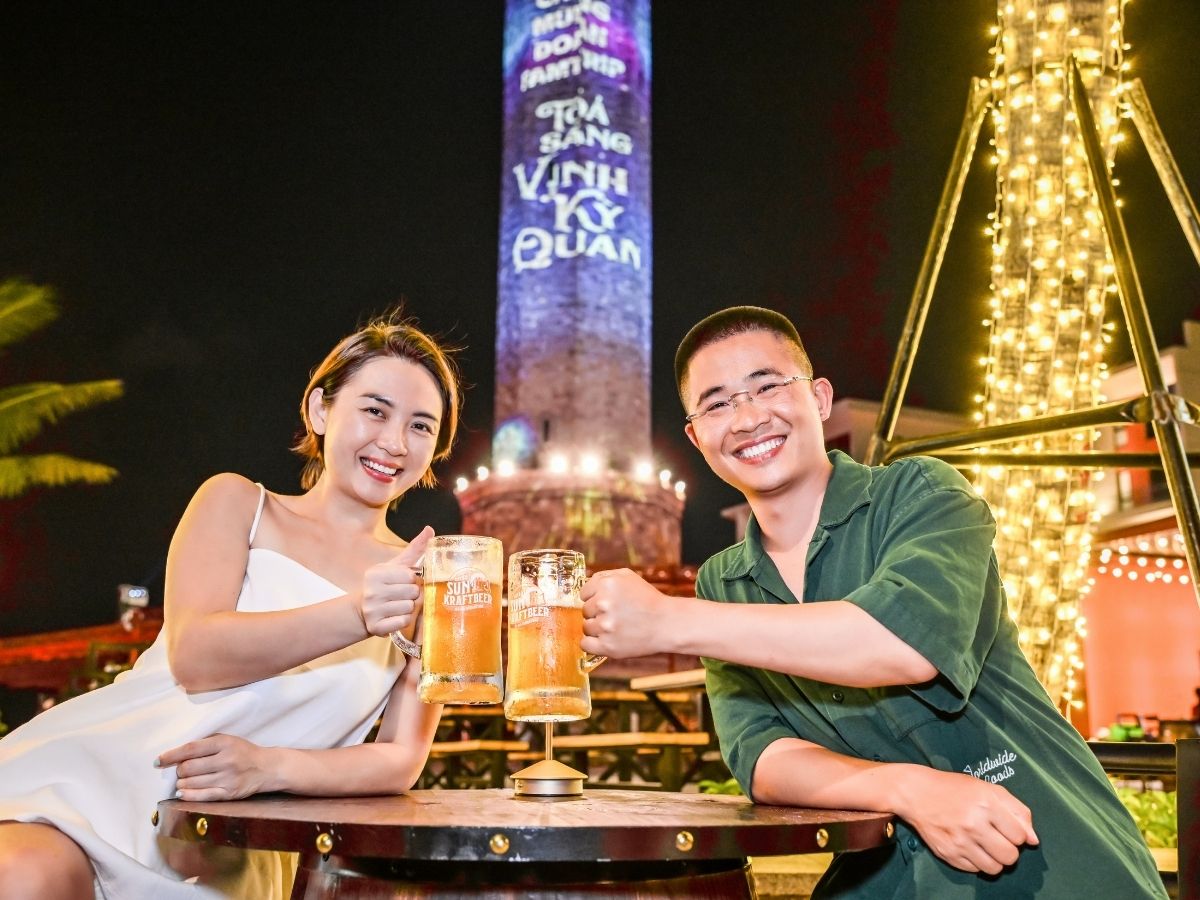 In the evening, you two can continue your journey at VUI-Fest Ha Long in Sun Porto Town, Sun Elite City.