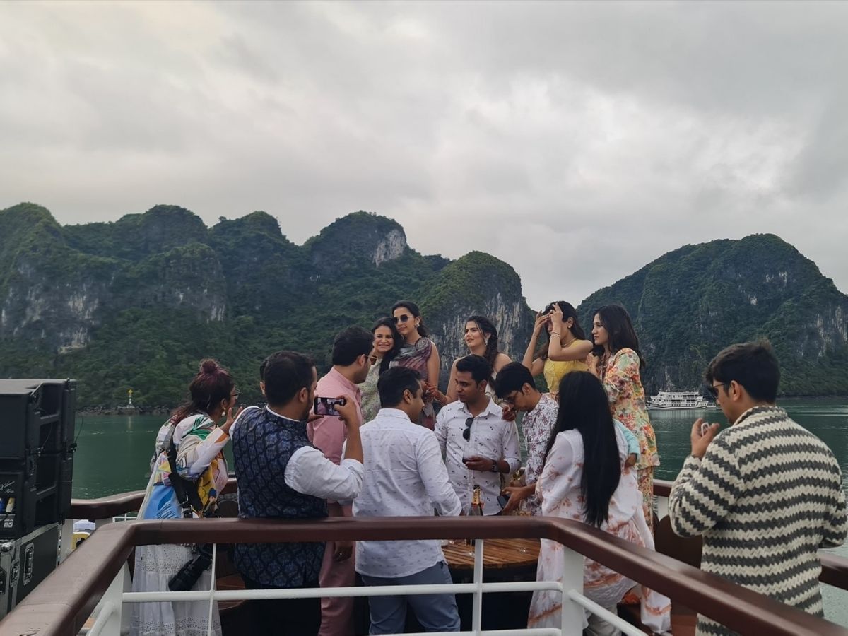 A cruise on Ha Long Bay is always a favorite experience for many couples. (Source: Lao Dong Newspaper)